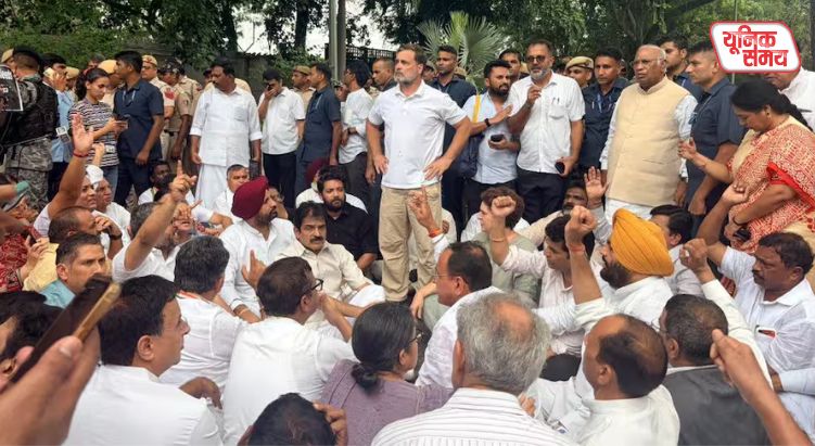 Congress takes to the streets in protest against the lathi-charge on students