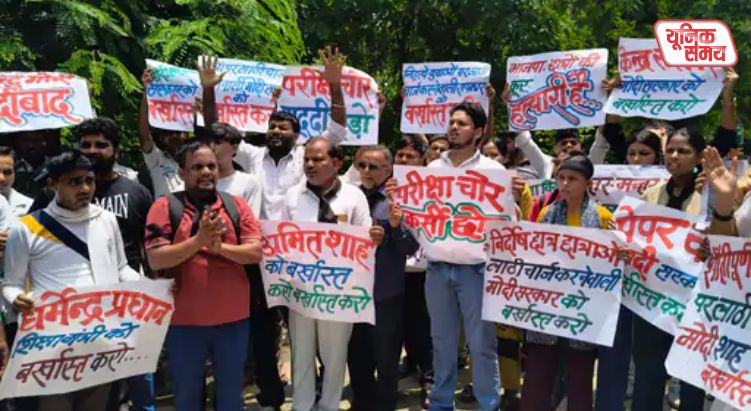 Students' protest against the Delhi lathi-charge