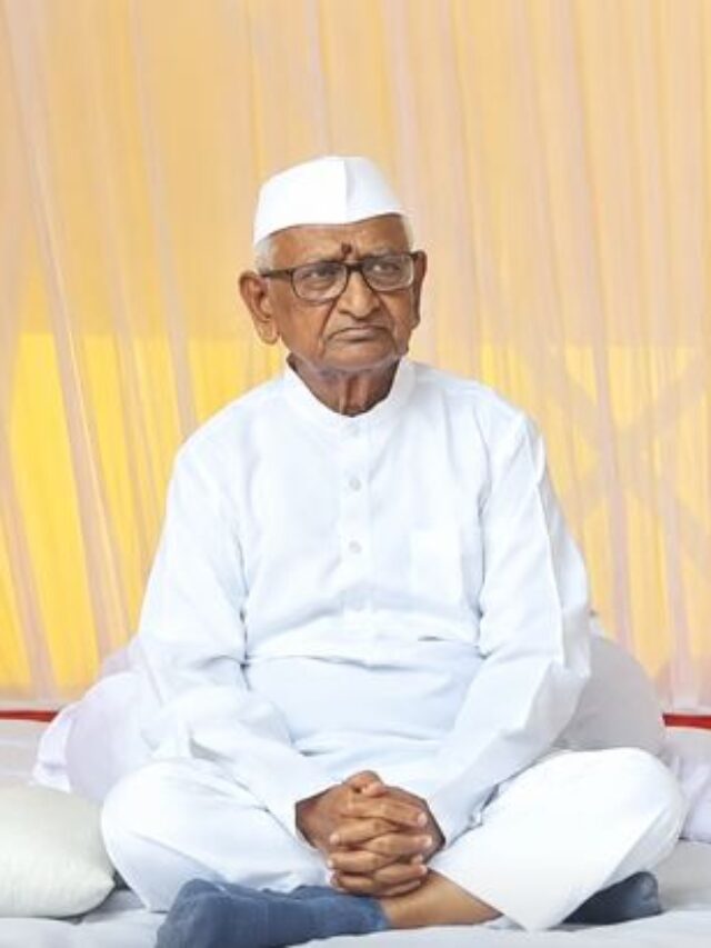 दिल्ली में छात्रों पर हुए लाठीचार्ज के विरोध में अन्ना हजारे ने किया मौन आंदोलन