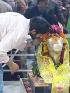 Kartik Aaryan visits Mahakal with his parents