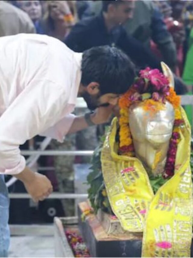 माता-पिता संग महाकाल की शरण में पहुंचे कार्तिक आर्यन