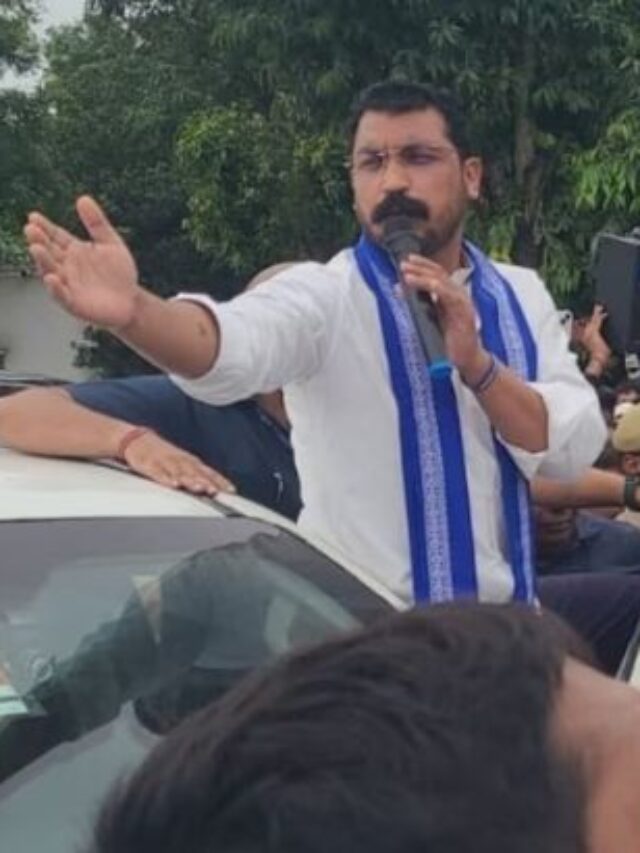 पीड़ित परिवार से मिलने आ रहे सांसद चंद्रशेखर आजाद को पुलिस ने टोल पर रोका