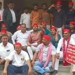 SP workers took to the streets against the case filed against SP leader Anil Agarwal