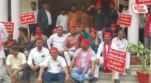 SP workers took to the streets against the case filed against SP leader Anil Agarwal