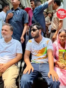 Rahul Gandhi sat on a protest outside the Sansad Marg police station alongside a victim of pellet gun use during the Jantar Mantar agitation