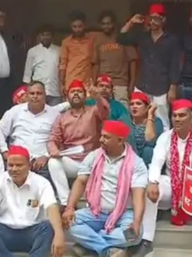 मथुरा में सपा नेता अनिल अग्रवाल पर दर्ज मुकदमे के खिलाफ सड़कों पर उतरे सपाई