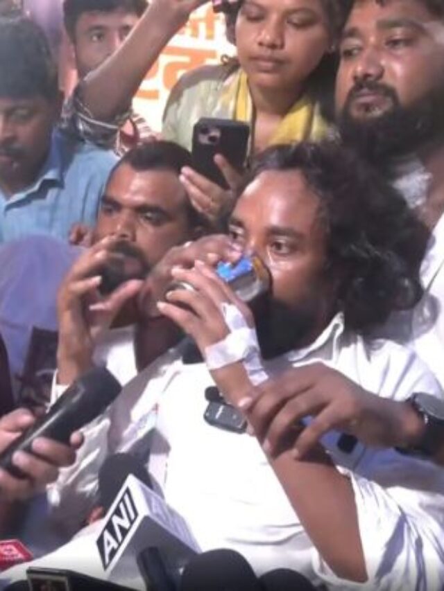सोनम वांगचुक से बातचीत के बाद भूख हड़ताल पर बैठे छात्र नेता देवेंद्र महतो ने पिया पानी