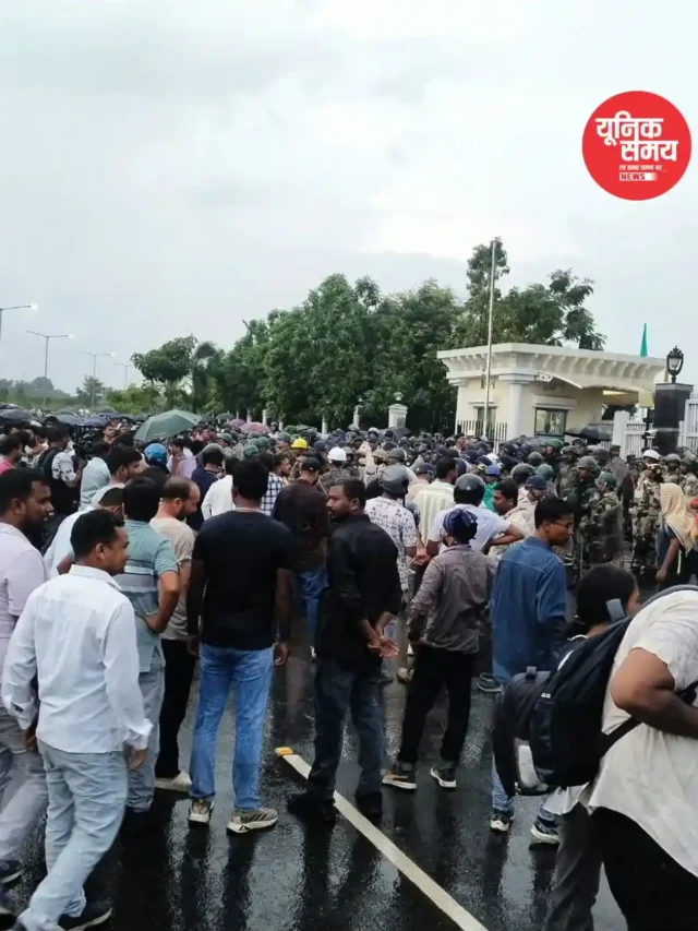 रांची में बैरिकेडिंग तोड़ विधानसभा गेट पर पहुंचे छात्र