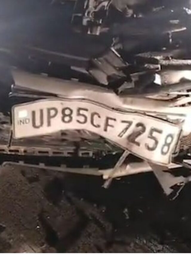 मथुरा में यमुना एक्सप्रेसवे पर देर रात दो कारों की भीषण भिड़ंत