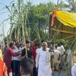 Farmers stage a fierce protest demanding the reopening of Chhata Sugar Mill