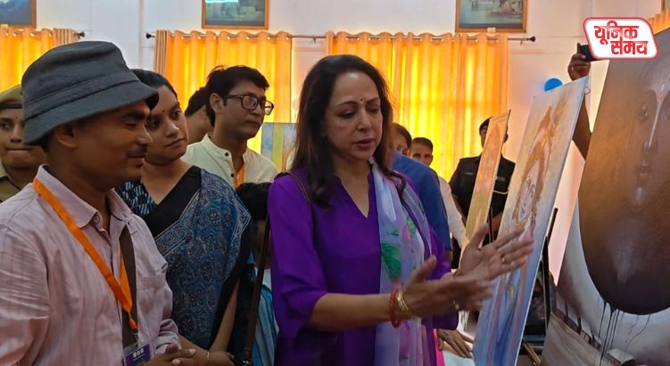 Hema Malini highly appreciated the artworks created by the painters.
