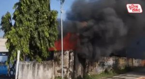 Massive fire breaks out at a tent warehouse in the Jaint police station area