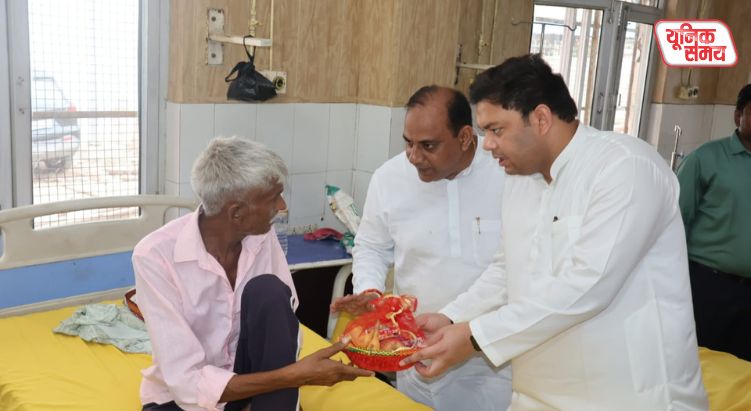 Minister of State Sandeep Singh distributed fruits to patients