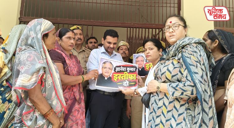 Protest by Mahila Congress workers at the Mathura Collectorate
