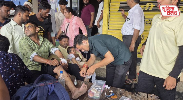 Tempo packed with pilgrims overturns after losing control during circumambulation