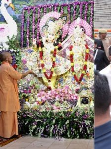 CM Yogi offered prayers and worshipped Lord Shri Krishna at the Shri Krishna Janmabhoomi Temple