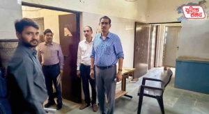 DM Chandra Prakash Singh inspected polling stations in Chhata
