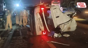 Speeding car rams into a stationary truck on the Yamuna Expressway