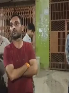 ABVP activists and local residents caught two watchmen at Jawahar Inter College on charges of bringing a young woman onto the premises at night