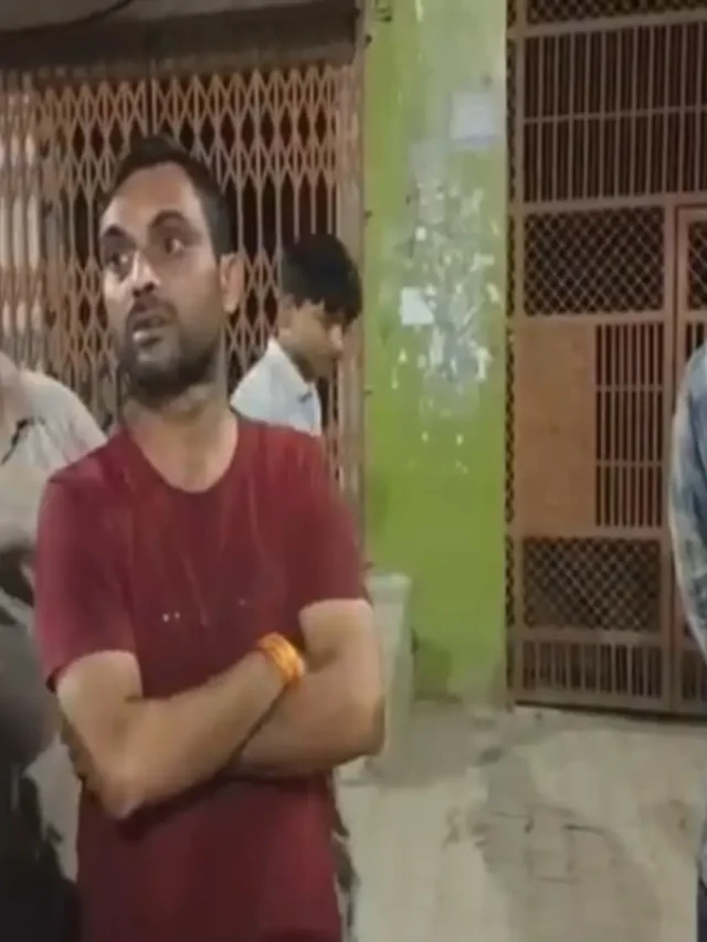जवाहर इंटर कॉलेज में रात के वक्त युवती को बुलाने के आरोप में ABVP कार्यकर्ताओं और स्थानीय लोगों ने दो चौकीदारों को पकड़ा