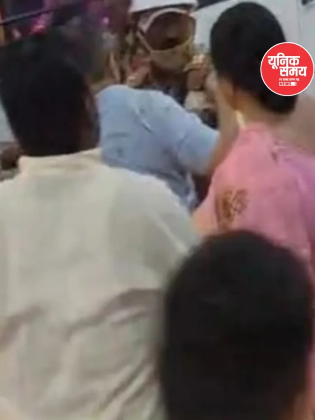मथुरा के मंडी चौराहे पर कार और ट्रैक्टर-ट्रॉली की टक्कर के बाद हंगामा