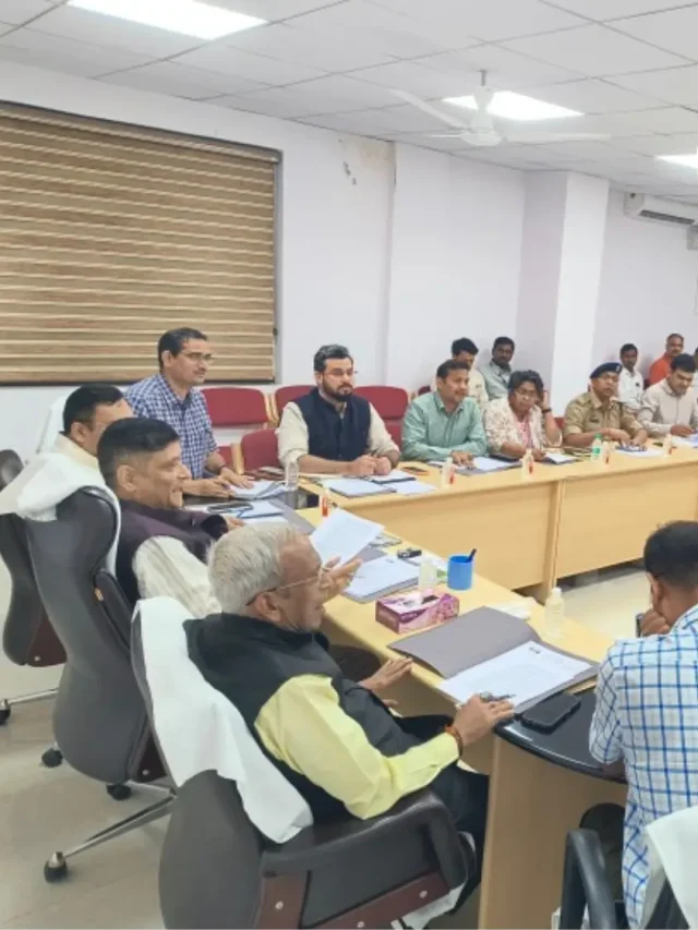 बांकेबिहारी मंदिर में प्रसाद और फूलमाला फेंकने पर पूर्ण प्रतिबंध; व्यवस्था सुधार के लिए कमेटियां गठित