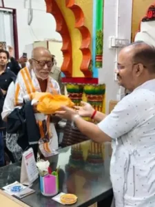 National saint Morari Bapu arrived at the renowned Thakur Dwarkadhish Temple in Mathura