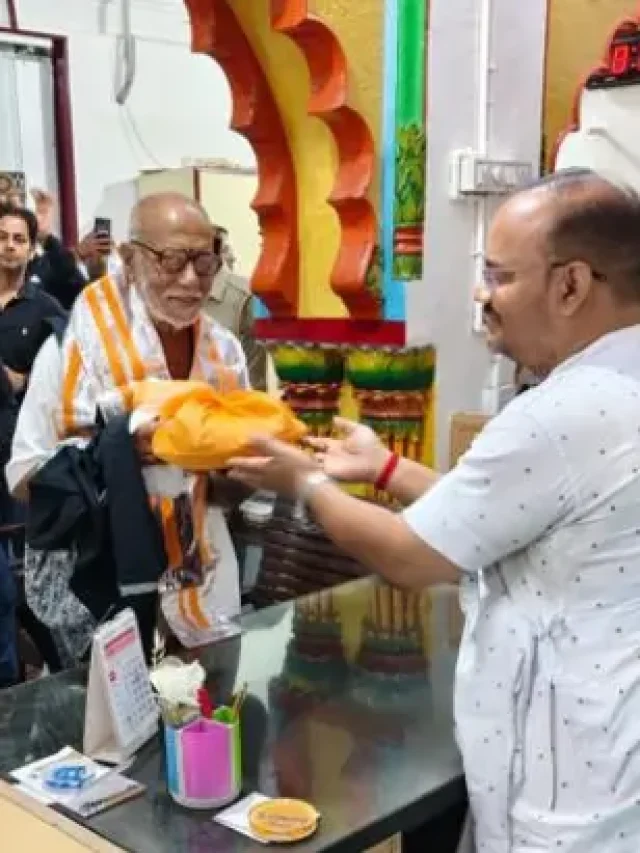 मथुरा के प्रसिद्ध ठाकुर द्वारकाधीश मंदिर पहुंचे राष्ट्रीय संत मोरारी बापू