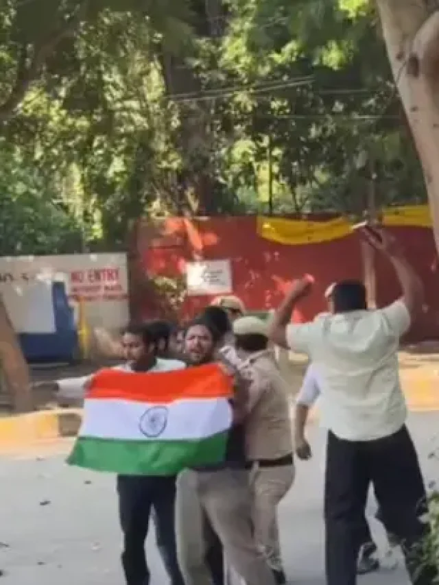 जंतर-मंतर पर सुबह प्रदर्शन के दौरान सौरव दास और आशुतोष रांका समेत कई CJP कार्यकर्ता पुलिस हिरासत में