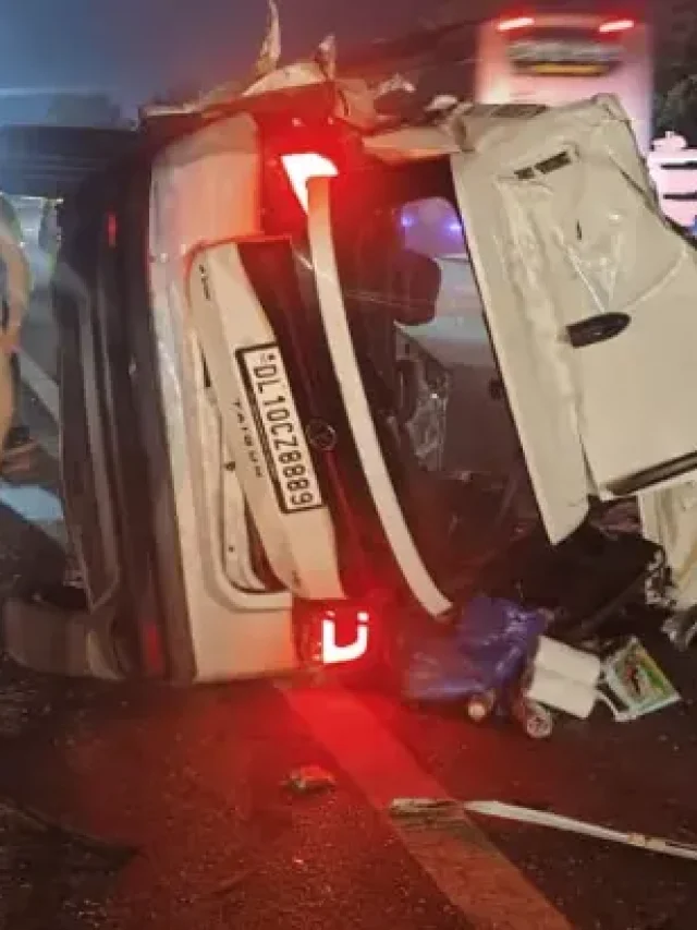 मथुरा में यमुना एक्सप्रेसवे पर खड़े ट्रक से टकराई तेज रफ्तार कार